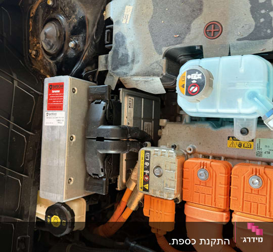 חלקים פנימיים של מערכת רכב עם כבלים ותוויות